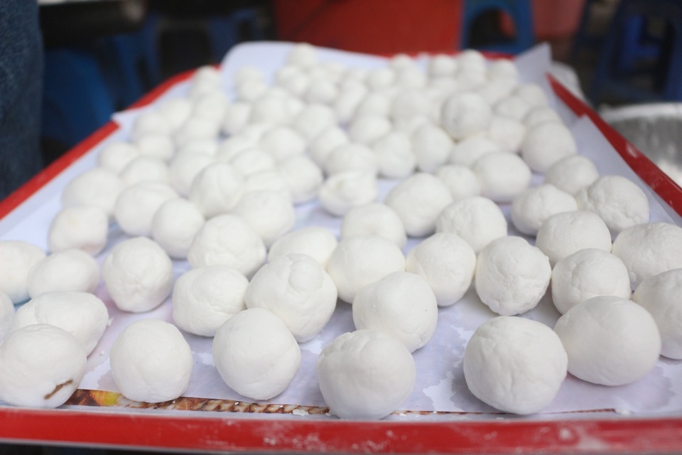 Người dân xếp hàng dài mua bánh trôi, bánh chay về cúng Tết Hàn thực - 4 Người dân xếp hàng dài mua bánh trôi, bánh chay về cúng Tết Hàn thực - 4