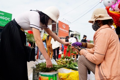 Chợ "hẹn hò" mỗi năm họp một ngày, lọt top 100 phiên chợ độc lạ ở Việt Nam