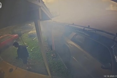 Pháo hoa bay lạc, phát nổ dưới gầm ô tô