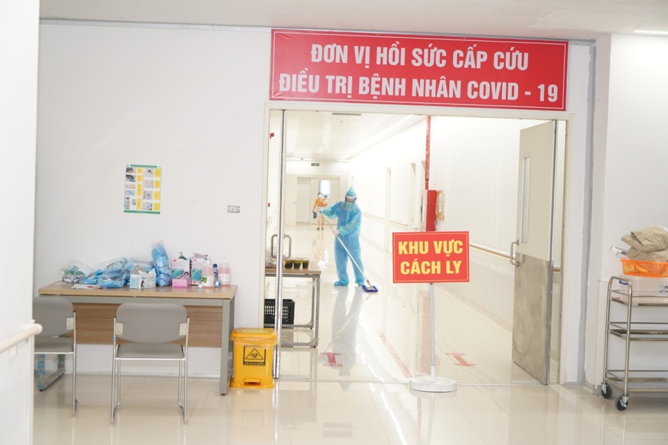 BV Bạch Mai chia lửa, tiếp nhận gần 200 bệnh nhân từ BV Bệnh Nhiệt đới TW - 4 BV Bạch Mai chia lửa, tiếp nhận gần 200 bệnh nhân từ BV Bệnh Nhiệt đới TW - 4