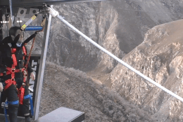 Rợn tóc gáy với trò chơi “súng cao su người” độc nhất thế giới