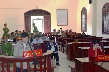 Vác dao chém người vì nghĩ bị ném đá vào nhà