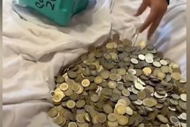 Thầy giáo góp 41 triệu đồng ròng rã 2 năm để đi xem World Cup