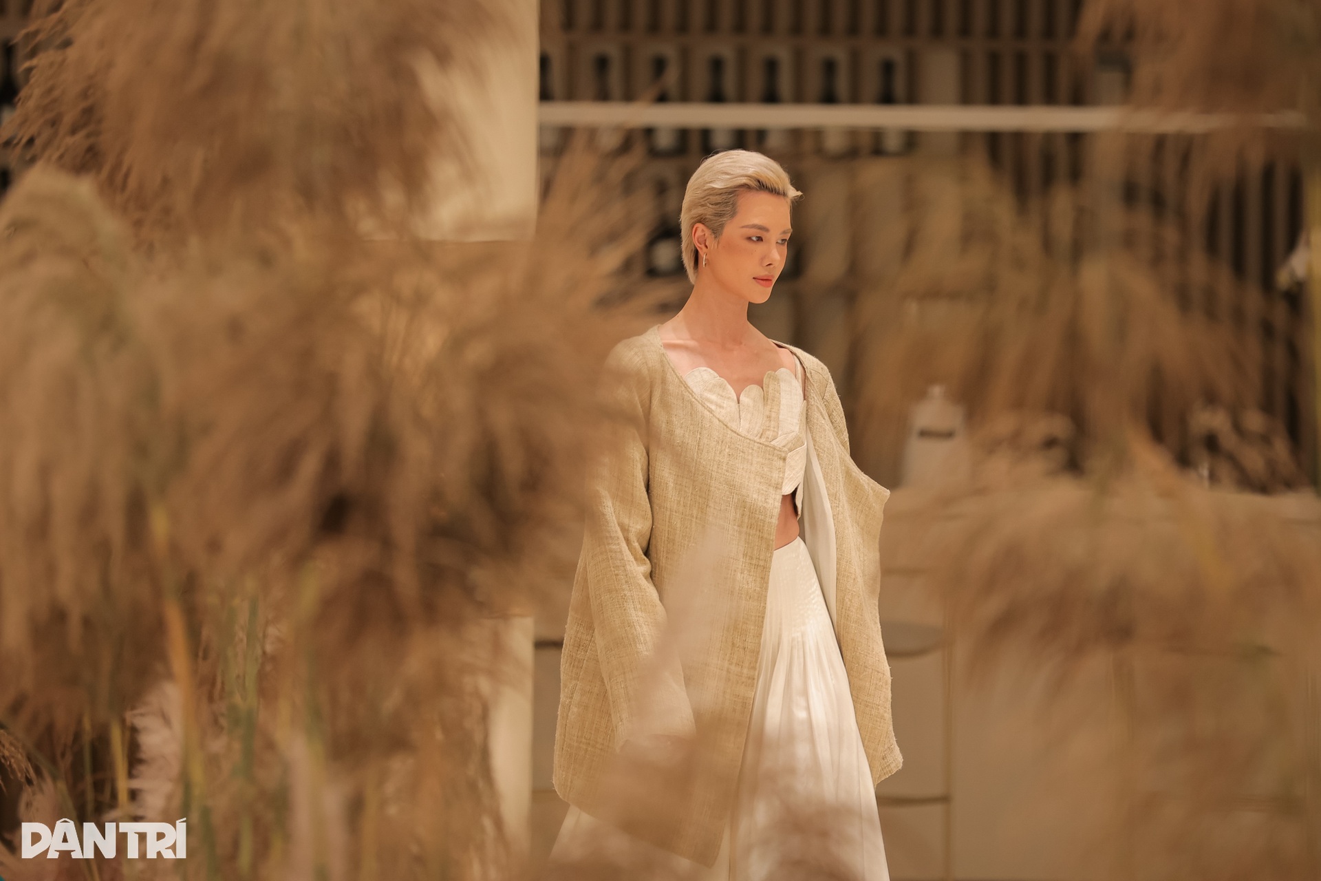 Á hậu Châu Anh, Hà Kino tôn vinh vẻ đẹp người H’Mông qua thời trang gai dầu - 5 Á hậu Châu Anh, Hà Kino tôn vinh vẻ đẹp người H’Mông qua thời trang gai dầu - 5