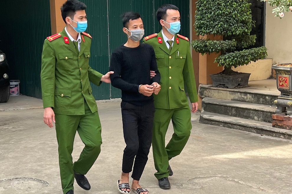 Đang ngủ được cấp báo ô tô bốc cháy bất thường trong đêm - 2 Đang ngủ được cấp báo ô tô bốc cháy bất thường trong đêm - 2