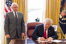 Đồng minh của ông Trump hối hả xin ân xá