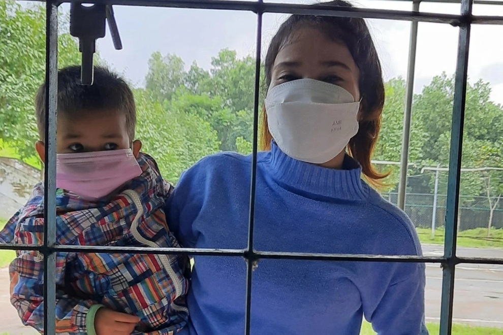 Bé gái 2 tuổi học lớp 6 cùng chị - 3 Bé gái 2 tuổi học lớp 6 cùng chị - 3