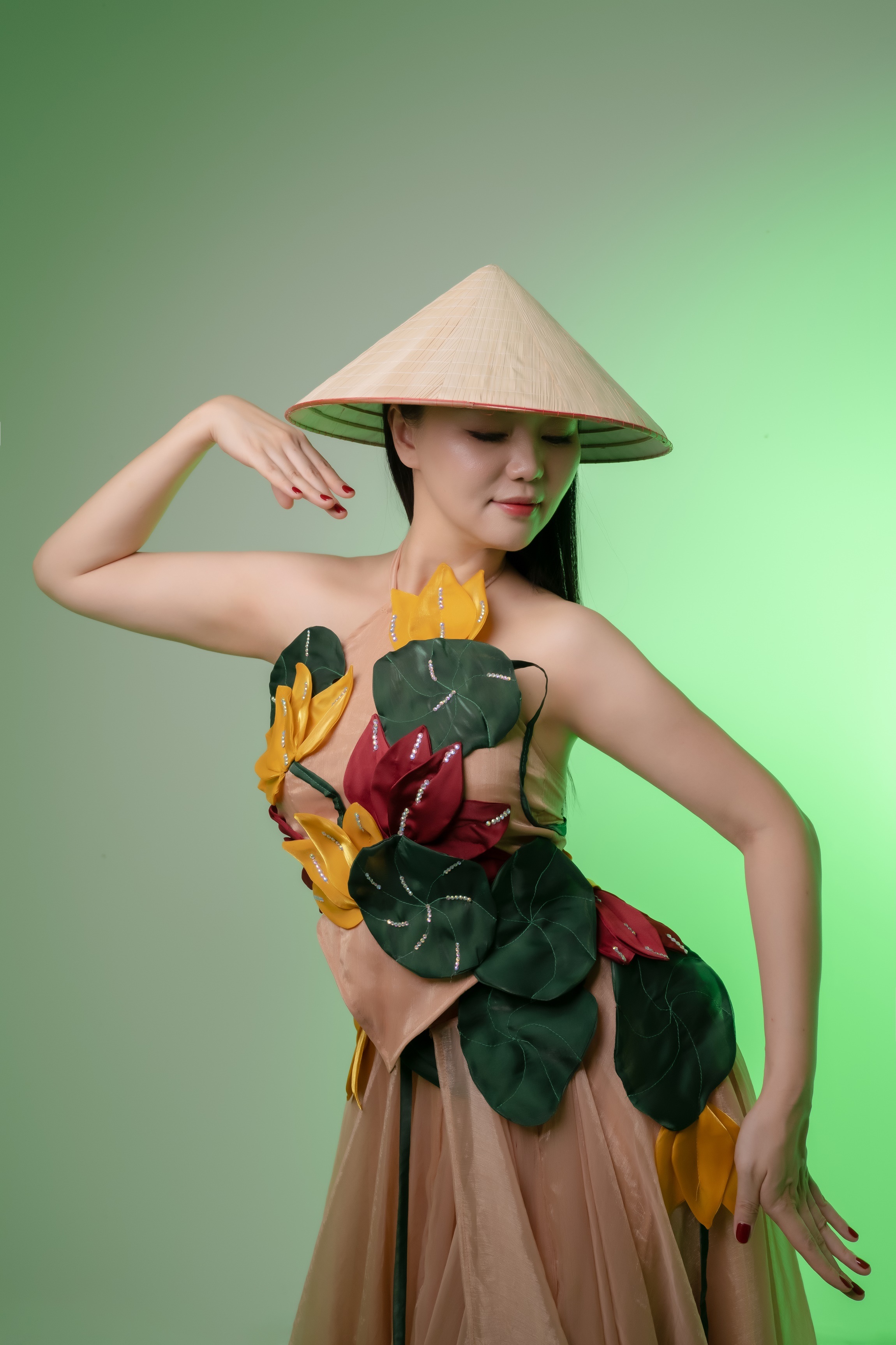 NSƯT Hoài Anh rạng rỡ tuổi 42, hé lộ bí quyết cân bằng sự nghiệp, gia ...