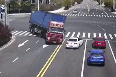 Nổi bật tuần qua: Thùng container lật nghiêng suýt đè bẹp hàng loạt xe con