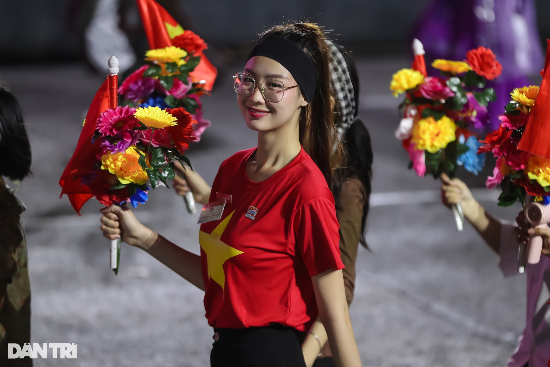 Thanh Thủy, Tiểu Vy, HHen Niê dự sơ duyệt diễu binh giữa biển người TPHCM - 7 Thanh Thủy, Tiểu Vy, HHen Niê dự sơ duyệt diễu binh giữa biển người TPHCM - 7
