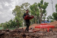 Chiến sĩ dầm mưa quy tập hài cốt tại Công viên Lê Thị Riêng