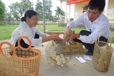 Một nhà báo tặng hơn 2.000 con gà giống cho quê nhà