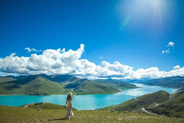 Hồ nước chứa cả trăm nghìn tấn cá nhưng không ai dám bắt, dám ăn