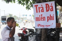 Mát lòng bình trà đá, nước uống miễn phí trên đường phố Hà Nội