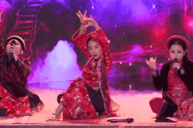 Sự cố hi hữu: Đang biểu diễn, Đoan Trang vô tình đá văng micro khỏi sân khấu