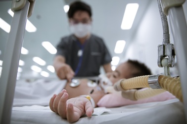 Thứ trưởng Bộ Y tế vào Nam thị sát dịch tay chân miệng