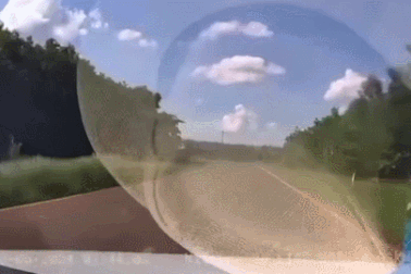 Nổi bật tuần qua: Khoảnh khắc xe tải lật nghiêng khi cua gấp, đè lên xe con