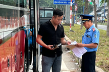 CSGT TPHCM xử phạt nhiều phương tiện đón khách dọc đường trước lễ 2/9