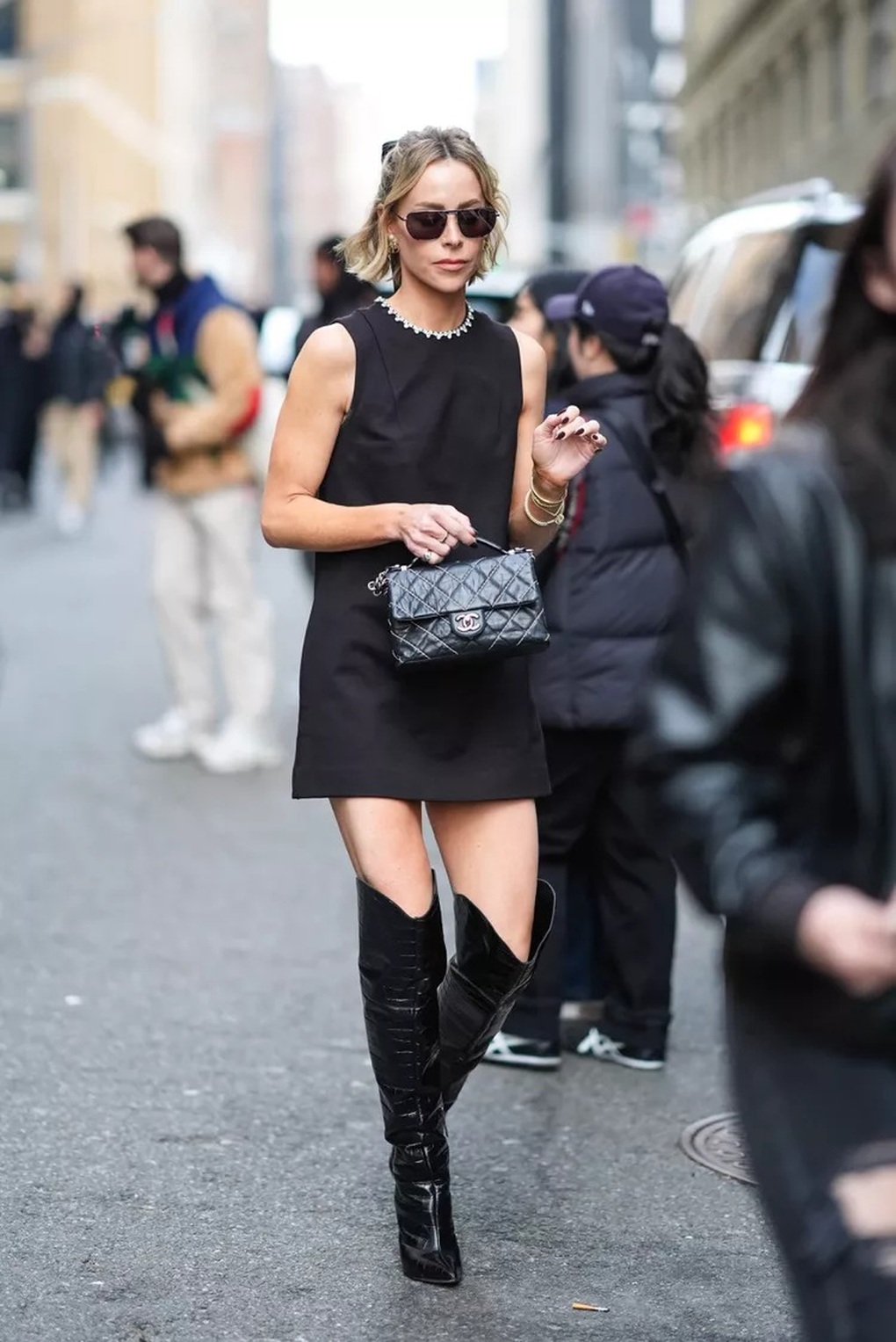 Mùa thu năm nay nên diện váy với giày boots thế nào để trông sành điệu? - 5 Mùa thu năm nay nên diện váy với giày boots thế nào để trông sành điệu? - 5