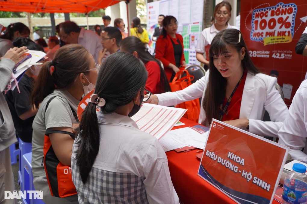 Phụ huynh lo học phí đại học ngày càng tăng, con học xong chạy xe ôm - 3