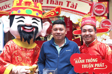 Trước Ngày vía Thần tài: Người dân đổ xô đi mua dù giá vàng đẩy lên cao