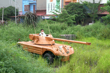 Ông bố ở Bắc Ninh chi 200 triệu đồng "biến" ô tô cũ thành xe tăng độc đáo