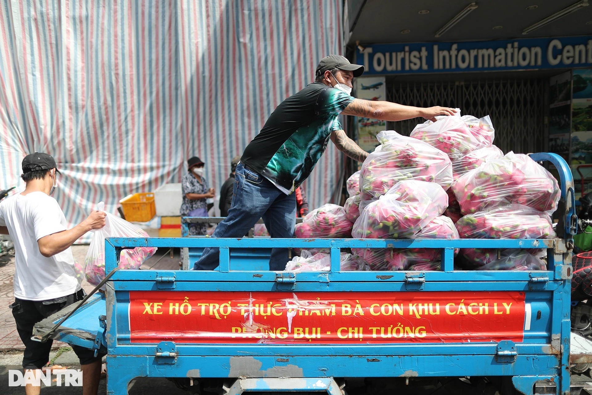 Người dân TPHCM xếp hàng dài chờ nhận thanh long miễn phí - 2