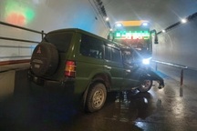 Xe giường nằm đối đầu ô tô con trong hầm Đèo Ngang, 2 người tử vong