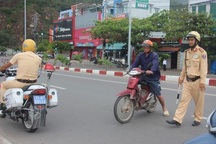 "Phớt lờ" biển cấm đi ngược chiều, hàng chục lái xe bị xử phạt