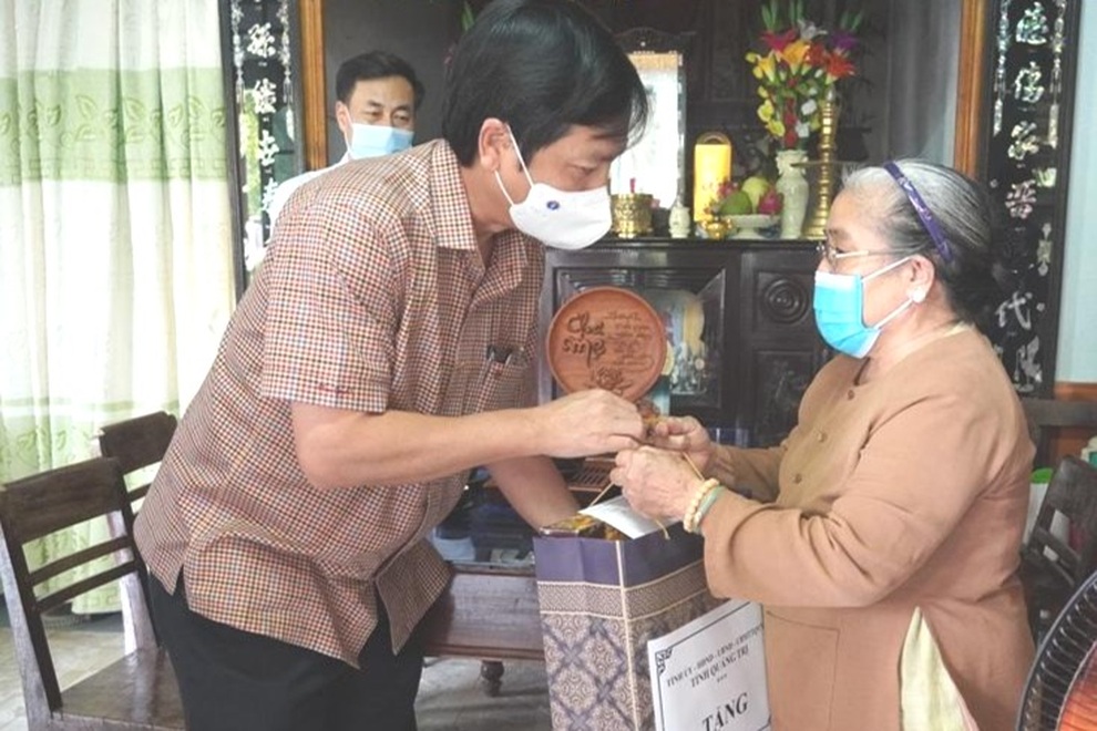Lãnh đạo tỉnh Quảng Trị thăm, tặng quà các gia đình chính sách - 3 Lãnh đạo tỉnh Quảng Trị thăm, tặng quà các gia đình chính sách - 3