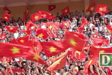 Hàng nghìn cổ động viên 'đốt cháy' không khí SVĐ Hàng Đẫy, cổ vũ Olympic Việt Nam