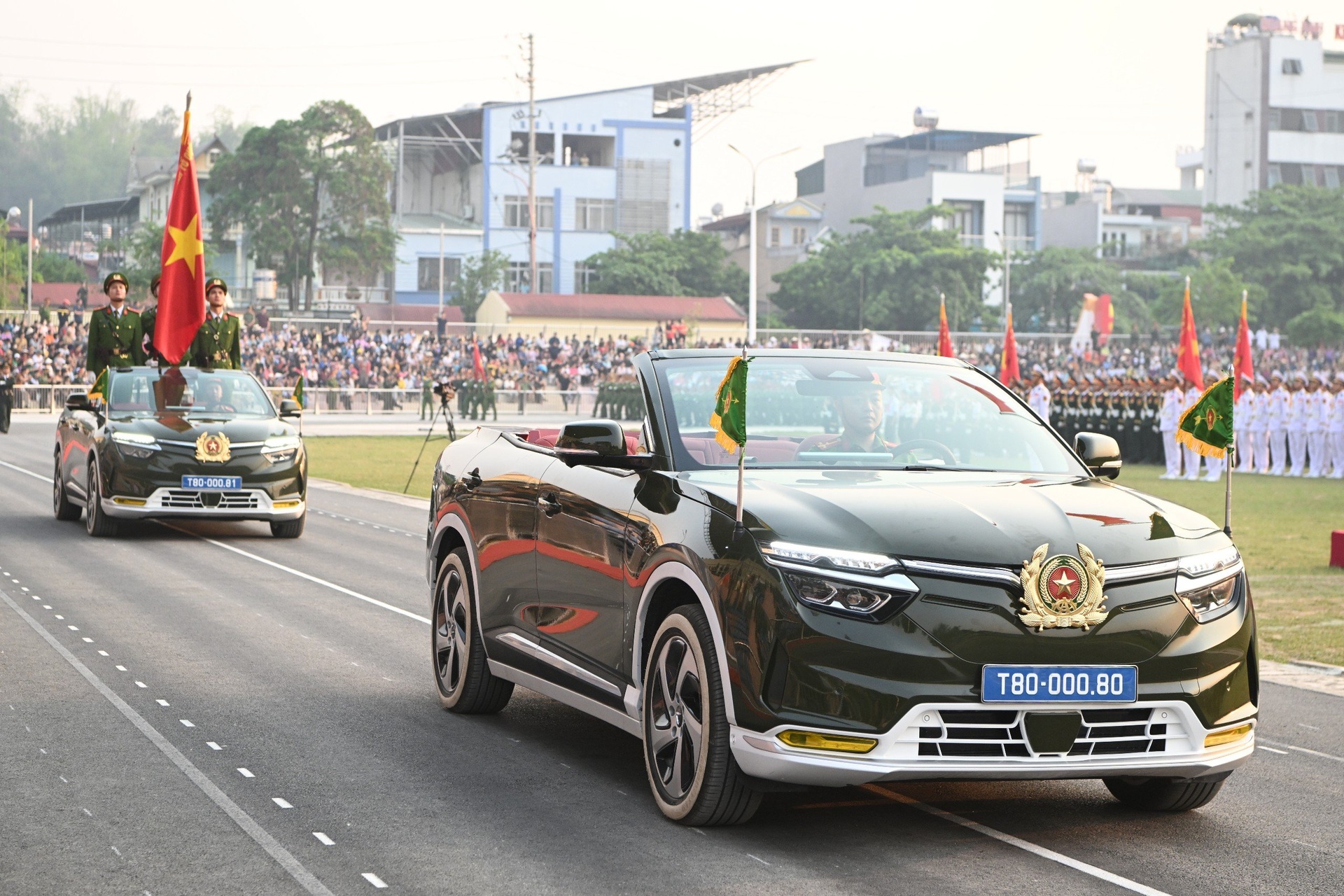 Người dân ngồi chật kín SVĐ Điện Biên xem hợp luyện diễu binh, diễu hành - 12 Người dân ngồi chật kín SVĐ Điện Biên xem hợp luyện diễu binh, diễu hành - 12