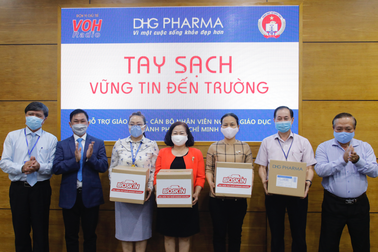 TPHCM: Giáo viên tiểu học được DHG Pharma tài trợ gel rửa tay phòng dịch