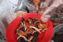 Món nộm vỉa hè có tên độc nhất Hà Nội, công thức được mua bằng cả cây vàng