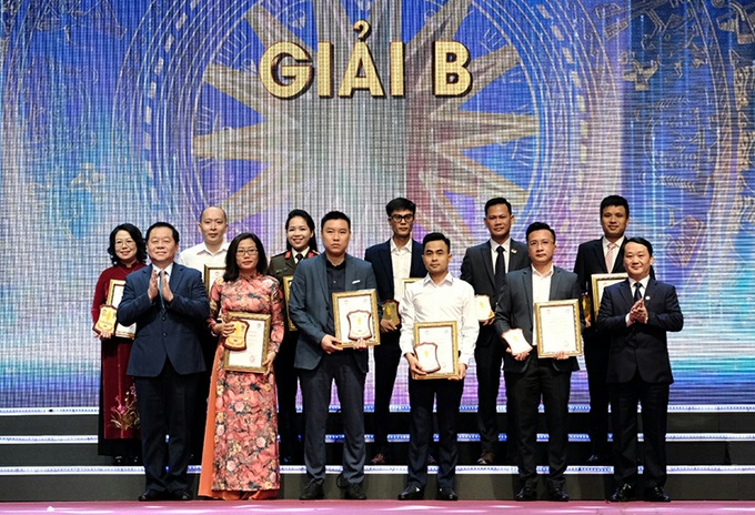 Trưởng Ban Tuyên giáo Trung ương Nguyễn Trọng Nghĩa và Bộ trưởng, Chủ nhiệm Ủy ban Dân tộc Hầu A Lềnh trao giải B cho các tác giả, nhóm tác giả.