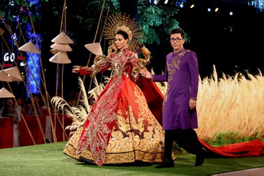 “Không chớp mắt” với những mẫu áo dài... hoành tráng