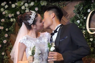 Kỳ Hân và Mạc Hồng Quân hôn nhau say đắm trong lễ đính hôn