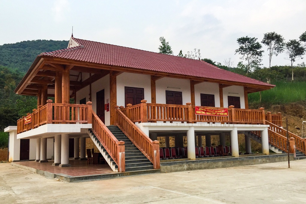 Nỗ lực của Đảng và Nhà nước đối với một dân tộc rất ít người - 2 Nỗ lực của Đảng và Nhà nước đối với một dân tộc rất ít người - 2