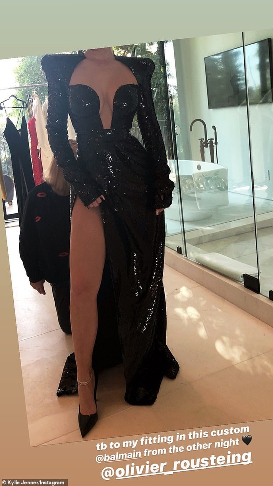 Kylie Jenner diện váy xẻ cao bất tận - 4 Kylie Jenner diện váy xẻ cao bất tận - 4