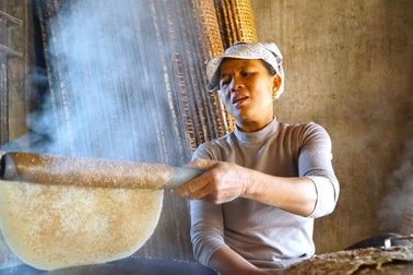 Tráng hơn 1.000 bánh đa mỗi ngày vẫn không đủ hàng bán Tết