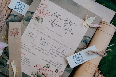 Hoa hậu Ngọc Hân công bố cây thiệp cưới độc đáo được làm bằng ống tre