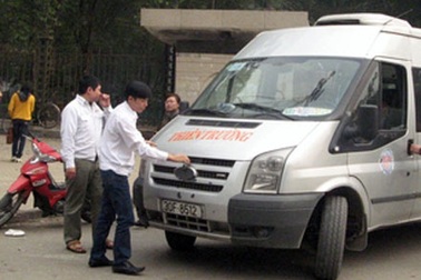 Xe Ford Transit 2007 bị nghi ngờ lỗi tăng ga đột ngột