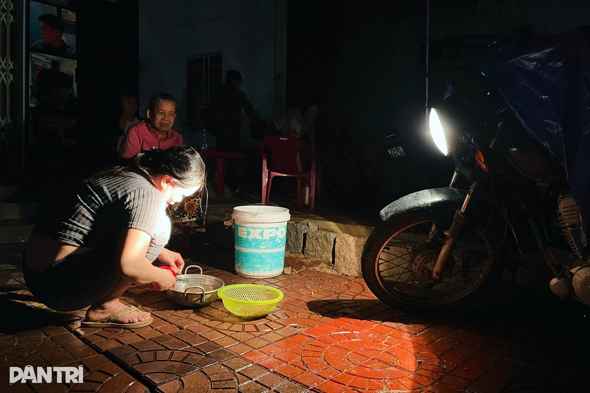 Nhiều nơi chìm trong bóng đêm, những gương mặt thất thần bên ánh đèn le lói - 5 Nhiều nơi chìm trong bóng đêm, những gương mặt thất thần bên ánh đèn le lói - 5