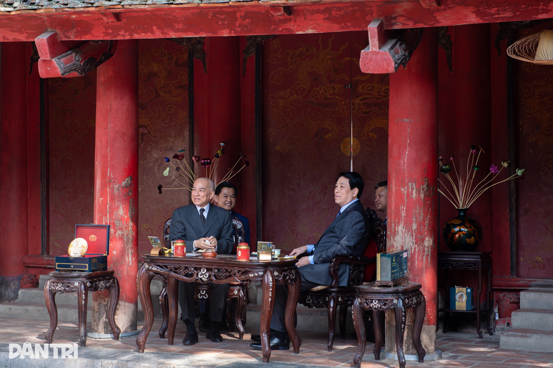 Chủ tịch nước Lương Cường và Quốc vương Campuchia thưởng trà ở Văn Miếu - 8