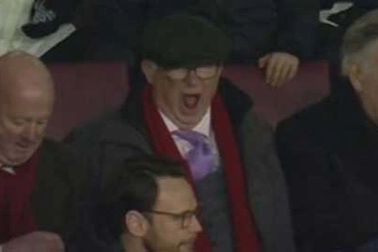 Sir Alex Ferguson ngáp ngắn ngáp dài khi xem Man Utd thi đấu