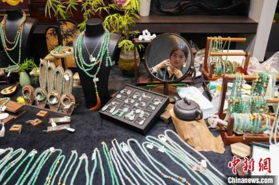 Đi tour giá rẻ: Mua vòng ngọc 100 triệu đồng, giá thật chỉ 7 triệu đồng - 2