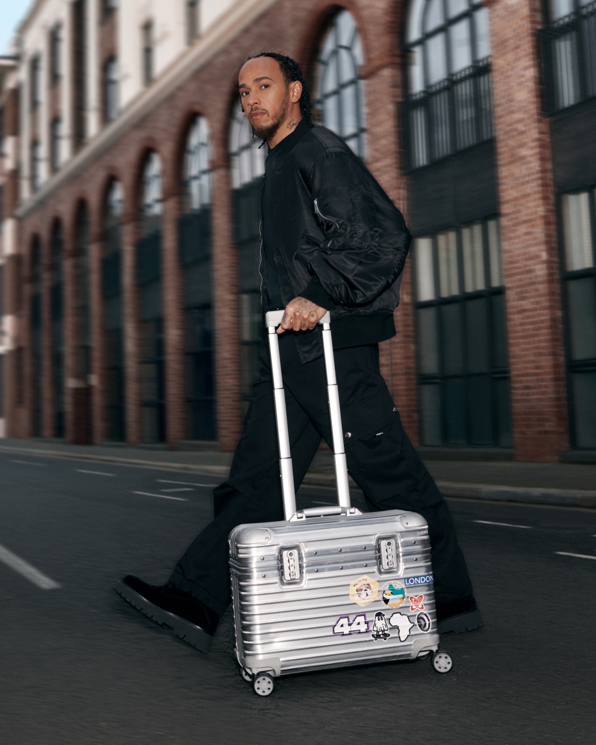 لويس هاميلتون: أيقونة الموضة التي بلغت قيمتها مليار دولار خارج حلبة السباق - 1 Lewis Hamilton: Biểu tượng thời trang tỷ đô vượt khỏi giới hạn đường đua - 1