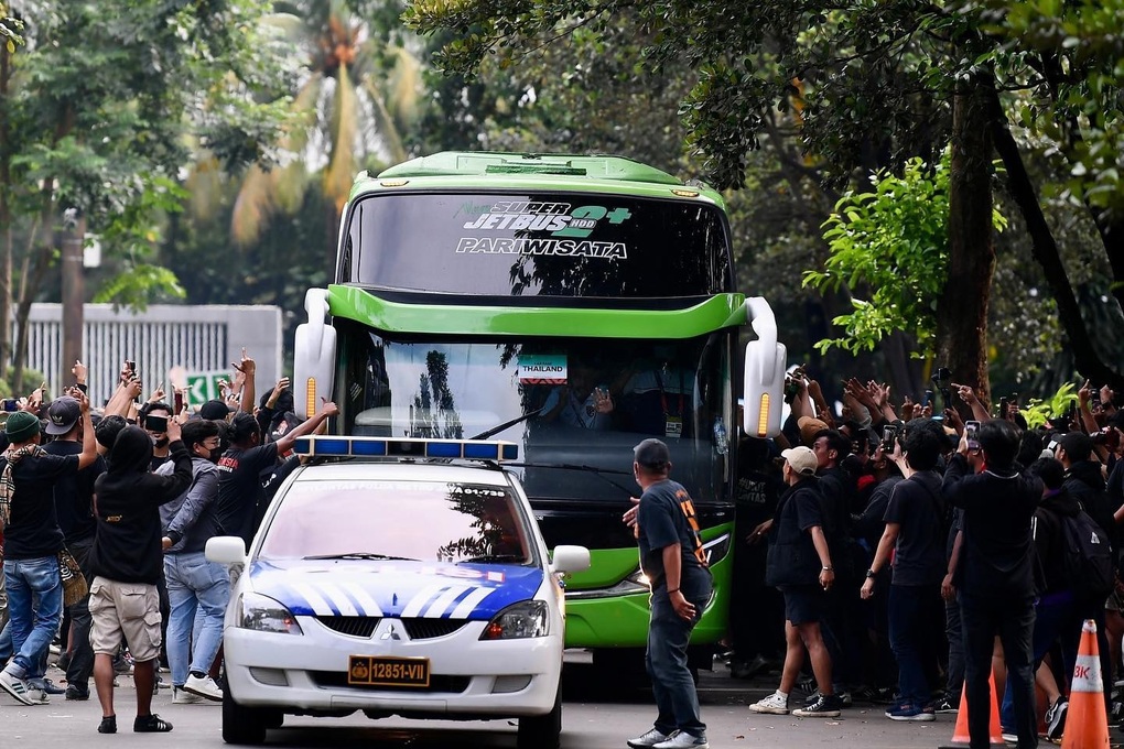 Thái Lan bị cổ động viên Indonesia tấn công, HLV Polking lên tiếng - 1 Thái Lan bị cổ động viên Indonesia tấn công, HLV Polking lên tiếng - 1