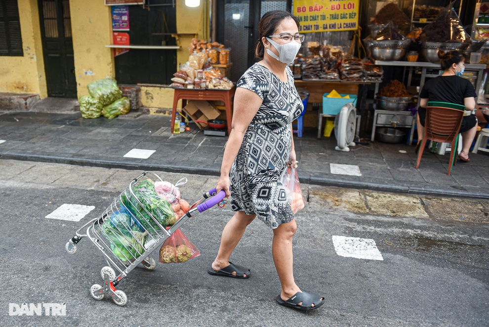 Tiểu thương hét khản cổ nhắc khách giãn cách, ai vi phạm từ chối bán - 6