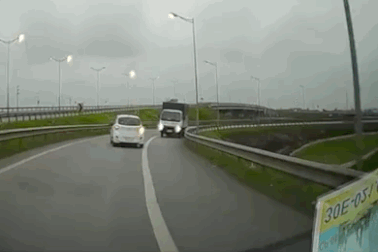 "Truy tìm" thông tin chiếc xe tải đi ngược chiều lên đường cao tốc